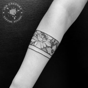 фото тату Женская татуировка на бедре ключик сова 396