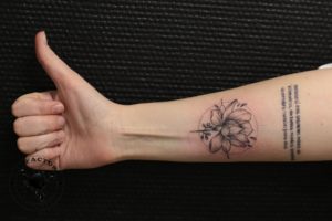 фото тату Женская татуировка цветок на лодыжке 160