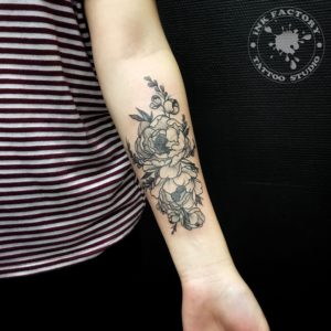 фото тату Женская татуировка цветок на лодыжке 621