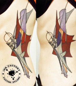 фото тату Женская татуировка на бедре ключик сова 179