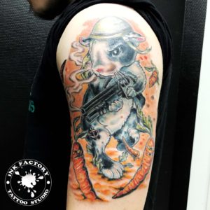 фото тату Женская татуировка на бедре ключик сова 187