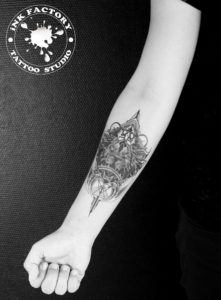 фото тату Женская татуировка цветок на лодыжке 190