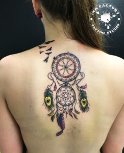 фото тату Женская татуировка на бедре ключик сова 297