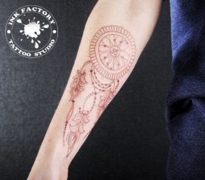 фото тату Женская татуировка на бедре ключик сова 266