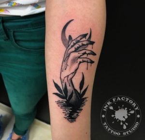фото тату Женская татуировка на бедре ключик сова 243