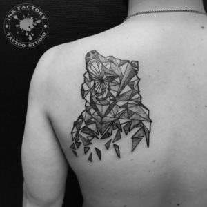 фото тату Женская татуировка на бедре ключик сова 397