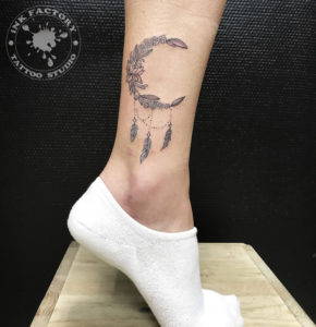 фото тату Женская татуировка цветок на лодыжке 398