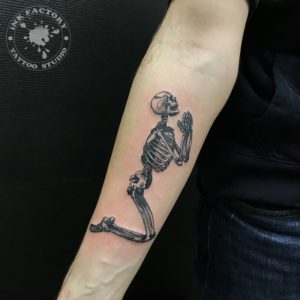 фото тату Женская татуировка на бедре ключик сова 536