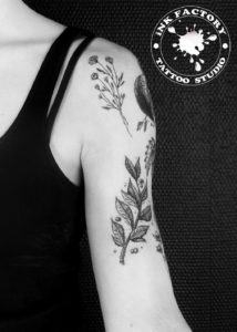 фото тату Женская татуировка цветок на лодыжке 184
