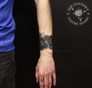 фото тату Небольшая татуировка символ на спине 414