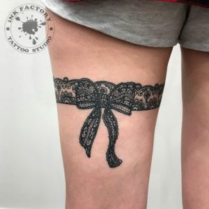 фото тату Женская татуировка на бедре ключик сова 565