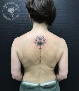 фото тату Женская татуировка цветок на лодыжке 499
