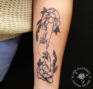 фото тату Женская татуировка на бедре ключик сова 436