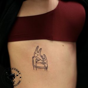 фото тату Женская татуировка на бедре ключик сова 198
