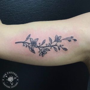 фото тату Маленькая татуировка белая птичка колибри 451