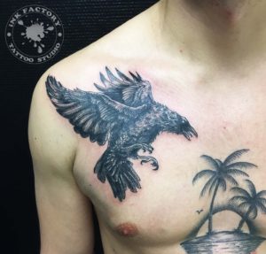 фото тату Женская татуировка на бедре ключик сова 625