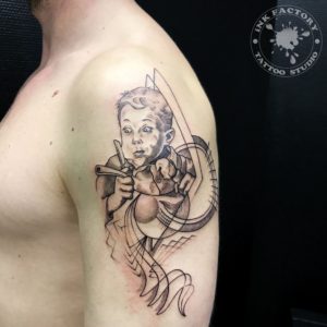фото тату Женская татуировка на бедре ключик сова 246