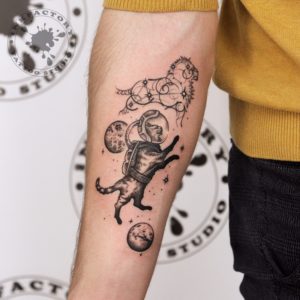 фото тату Женская татуировка на бедре ключик сова 421